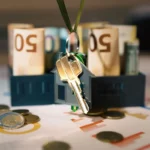 Como o proprietário aciona o seguro fiança em caso de inadimplência?