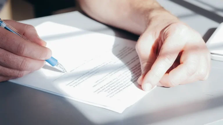 Seguro auto cobre licenciamento? Entenda o que está incluso
