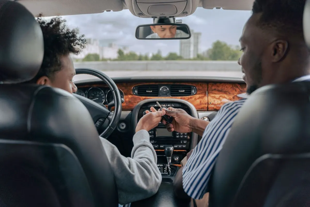 Seguro auto para filho jovem motorista: o que muda?
